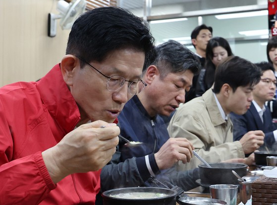 김문수 국민의힘 대선 후보가 제21대 대통령 선거 공식 선거운동이 시작된 12일 새벽 서울 송파구 양재대로 가락시장을 방문해 상인들과 순대국밥을 먹고 있다. 뉴스1