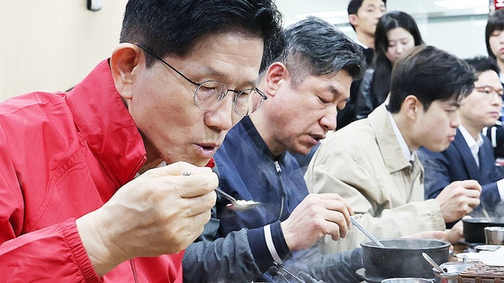 <b>김문수</b>, 가락시장 순댓국 먹으며 선거돌입…"시장 대통령 되겠다"