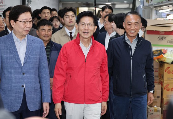 제21대 대통령 선거 공식 선거운동 첫날인 12일 국민의힘 김문수 대선 후보가 서울 송파구 가락시장을 방문하고 있다. 연합뉴스