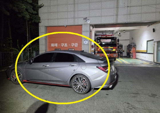 119안전센터 앞을 3시간 동안 가로막고 사라졌던 운전자가 경찰에 출석해 음주운전을 했다고 시인했다.사진은 당시 방치된 A씨 차량.사진 김포경찰서