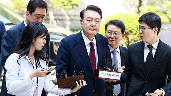 윤석열 전 대통령이 12일 서울 서초구 중앙지방법원에서 열린 내란 우두머리 혐의, 직권남용 권리행사방해 혐의 사건 3차 공판에 출석, 취재진의 질문을 받으며 이동하고 있다. 사진공동취재단 