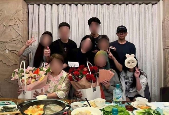 대만 배우 고(故) 쉬시위안의 어머니가 12일 가족사진을 공개했다. 사진 SNS 캡처