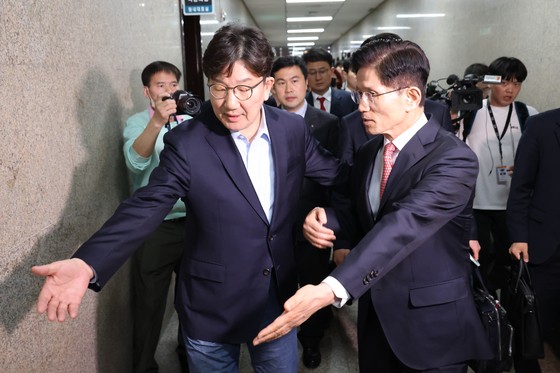김문수 국민의힘 대통령 후보와 권성동 원내대표가 11일 오후 서울 여의도 국회에서 열린 의원총회를 마치고 원내대표실로 들어가고 있다. 뉴스1