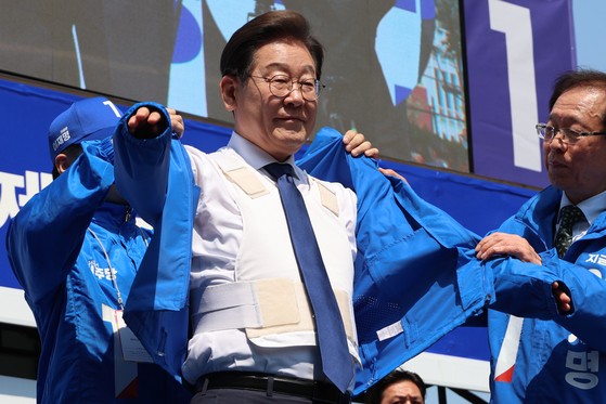 이재명 더불어민주당 대선 후보가 6·3 대통령선거 공식 선거운동 첫날인 12일 서울 광화문 청계광장에서 열린 중앙선대위 출정식 및 첫 유세에서 방탄복 위에 선대위 점퍼를 입고 있다. 연합뉴스