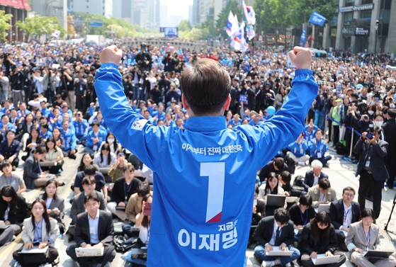 이재명 더불어민주당 대선 후보가 6·3 대통령선거 공식 선거운동 첫날인 12일 서울 광화문 청계광장에서 열린 중앙선대위 출정식 및 첫 유세에서 시민들에게 지지를 호소하고 있다. 연합뉴스