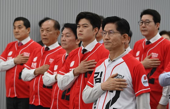김문수 국민의힘 대선 후보와 국민의힘 비상대책위원장으로 내정된 김용태 의원(오른쪽부터)이 12일 오전 서울 영등포구 여의도 국민의힘 중앙당사에서 열린 중앙선대위 임명장 수여식에서 국민의례를 하고 있다. 임현동 기자