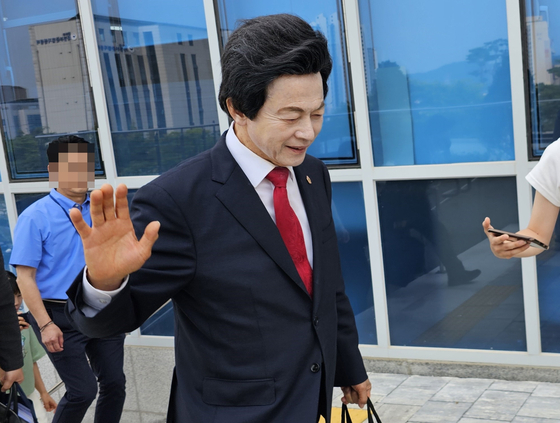 신도를 성추행한 혐의로 고소당한 허경영 국가혁명당 명예대표가 지난해 7월 12일 오후 경기북부경찰청에 조사를 받기 위해 출석하고 있다. 뉴시스