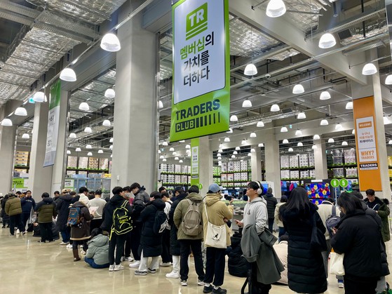 지난 2월 문을 연 트레이더스 마곡점이 문을 열길 기다리며 줄을 서 있는 방문객들.사진 이마트