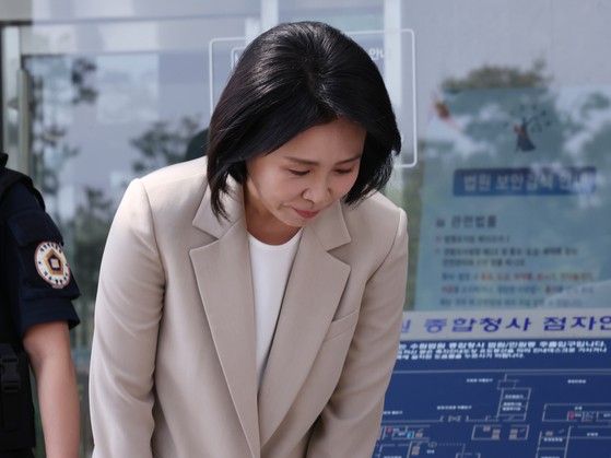 ]'공직선거법 위반' 혐의로 1심에서 벌금형을 선고받은 이재명 더불어민주당 대통령 후보의 부인 김혜경 여사가 12일 오후 경기 수원시 영통구 수원고등법원에서 열린 항소심 선고 공판을 마치고 나와 지지자들에게 인사를 