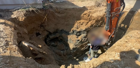 경북경찰청은 12일 송유관에 구멍을 뚫어 석유를 훔치려 한 혐의(송유관 안전관리법 위반)로 A씨(69) 등 3명을 구속했다.사진 경북경찰청