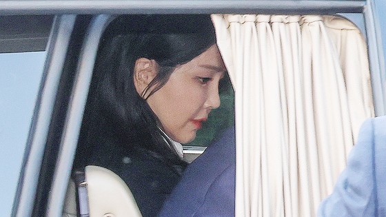 윤석열 전 대통령의 부인 김건희씨가 헌법재판소 파면 선고 후 7일만인 지난달 11일 오후 서울 용산구 한남동 관저를 떠나고 있다.김 여사는 도이치모터스 주가조작 의혹으로 검찰 수사를 받고 있다.중앙포토