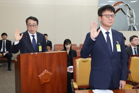 유영상 SK텔레콤 대표이사(왼쪽)가 지난 8일 오후 서울 여의도 국회 과학기술정보방송통신위원회에서 열린 SK텔레콤 해킹 관련 청문회에 출석해 증인 선서를 하고 있다.오른쪽은 류정환 SK텔레콤 부사장.뉴스1