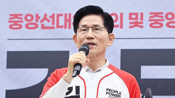  김문수 국민의힘 대선 후보가 12일 국민의힘 중앙당사에서 열린 '중앙선대위 회의 및 중앙선대위 임명장 수여식'에서 인사말을 하고 있다. 임현동 기자