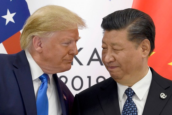 2019년 6월 29일 일본 오사카에서 열린 주요 20개국(G20) 정상회의 부대행사에서 만난 도널드 트럼프 미국 대통령(왼쪽)과 시진핑 중국 국가주석. AP=연합뉴스