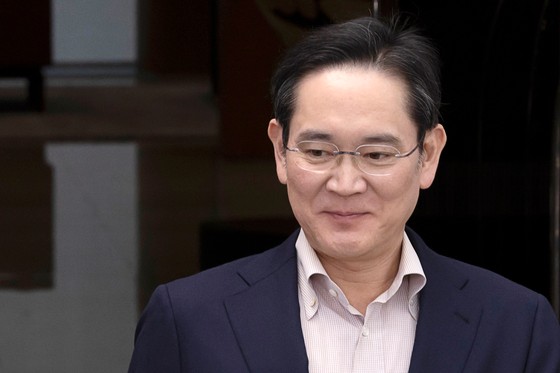 일본 출장을 마친 이재용 삼성전자 회장이 지난달 9일 강서구 서울김포비즈니스항공센터(SGBAC)를 통해 귀국하고 있다.연합뉴스