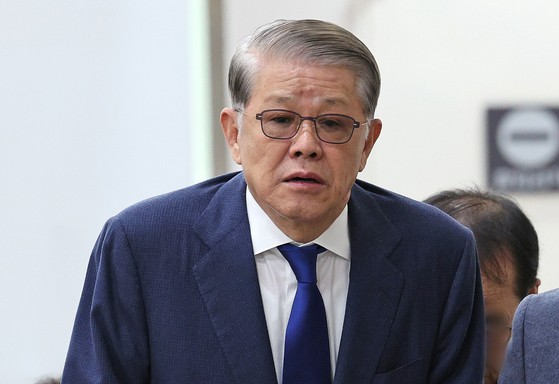 (서울=뉴스1) 장수영 기자 = '2200억대 횡령·배임' 혐의로 재판에 넘겨진 최신원 전 SK네트웍스 회장이 16일 오후 서울 서초구 서울고등법원에서 열린 항소심에 출석하고 있다.최 회장은 법정에서 일부유죄