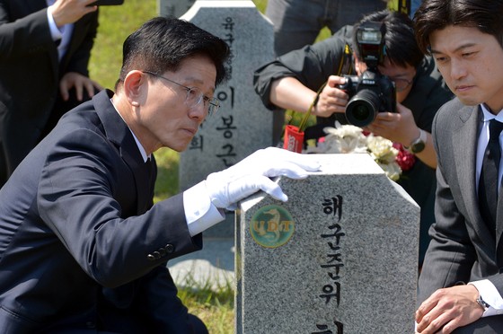 김문수 제21대 대통령 선거 국민의힘 후보가 공식 선거운동 첫 날인 12일 오후 국립대전현충원 천안함46용사묘역에 이어 고 한주호 준위 묘소를 참배하고 있다. 김성태 객원기자