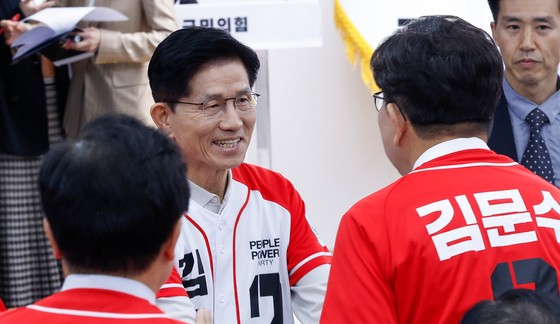 김문수국민의힘 대선후보가 12일 서울 여의도 국민의힘 중앙당사에서 열린 중앙선거대책위원회 임명장 수여식에 참석하며 권성동 공동선대위원장과 인사하고 있다. 임현동 기자