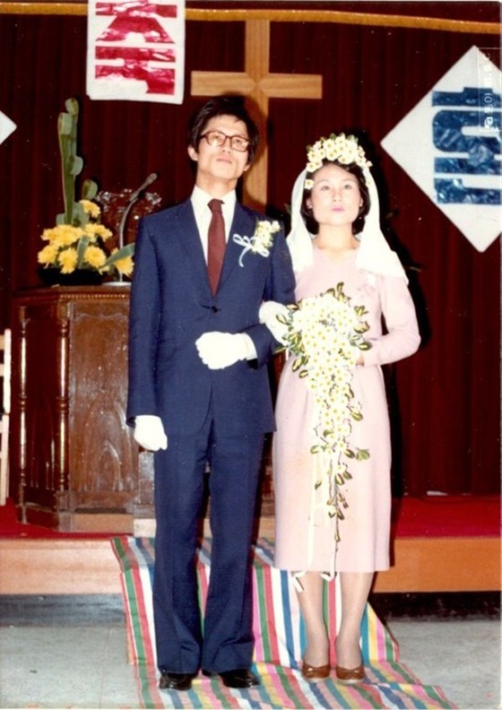 1981년 9월 김문수 국민의힘 대선 후보와 설난영 여사가 봉천동 교회에서 결혼식을 올리는 모습. 당시로서는 파격적으로 신랑 신부가 동시 입장했고, 설 여사는 웨딩 드레스 대신 일반 원피스를 입었다. 사진 김문수 캠