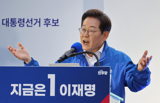 이재명 더불어&#48125;주당 대선후보가 21대 대통령선거 선거운동 첫날인 12일 오후 대전 중구 으능정이 문화의거리 입구에서 지지를 호소하며 연설하고 있다. 김성룡 기자