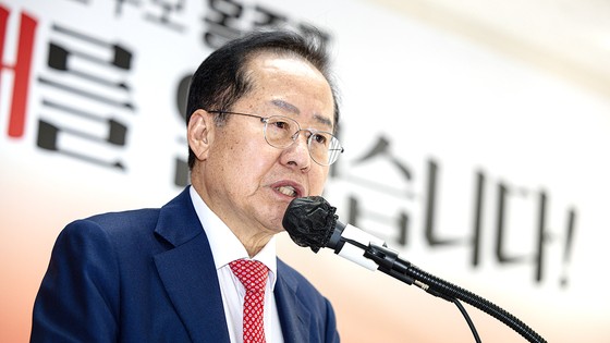 국민의힘 3차 경선에 진출하지 못한 홍준표 전 대구시장이 29일 오후 서울 여의도 자신의 캠프 사무실에서 소회를 밝히고 있다. 뉴스1