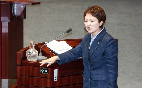 지난해 9월 11일 국회 대정부질문(경제분야)에서 이언주 민주당 의원이 한덕수 총리에게 질의 도중 야유하는 국민의힘 의원들에게 대거리를 하고 있다. 김성룡 기자. 