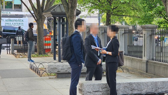 지난달 24일(현지시간) 오전 7시께 중국 재정부(기획재정부에 해당) 고위 인사가 10여명의 수행원을 대동하고 미국 워싱턴에 위치한 미 재무부 본부 건물로 입장하는 모습이 확인됐다. 사진은 양측의 회동이 끝나기를 기