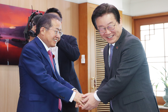  2023년 5월 10일 당시 이재명 더불어민주당 대표(오른쪽)가 대구시청 산격청사를 찾아 접견실에서 홍준표 대구시장과 인사 나누고 있다. 뉴스1