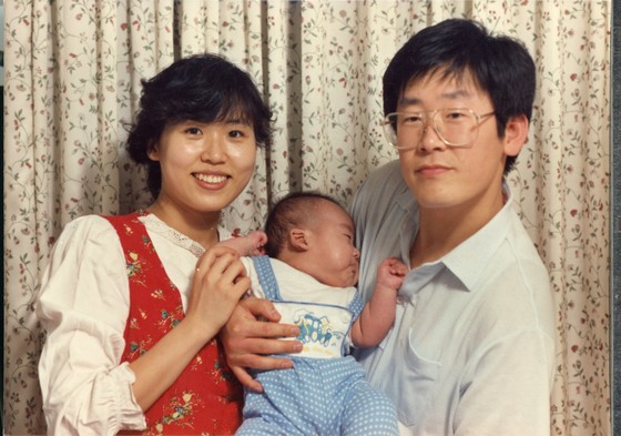 이재명 더불어민주당 대선 후보와 부인 김혜경씨가 결혼 초기 아들을 안고 기념사진을 찍었다. 이재명 캠프 제공