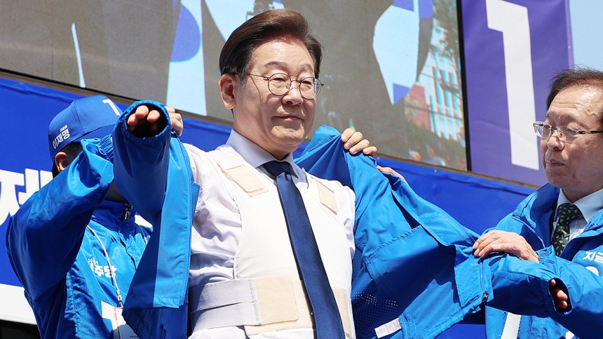 더불어민주당 이재명 대선 후보가 6·3 대통령선거 공식 선거운동 첫날인 12일 서울 광화문 청계광장에서 열린 중앙선대위 출정식 및 첫 유세에서 방탄복 위에 선대위 점퍼를 입고 있다. 연합뉴스