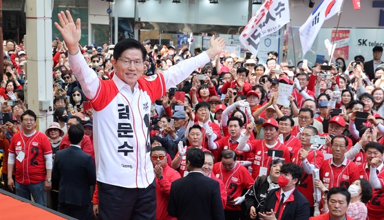 <b>이재명</b> <b>지지율</b> 40% 초반이면…<b>김문수</b>·<b>이준석</b> 단일화 커진다[<b>대선</b> 맥짚...