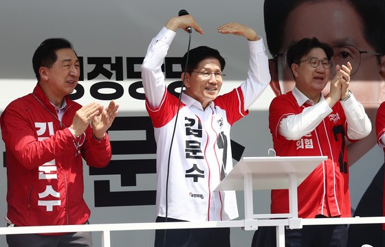 김문수 국민의힘 대통령 후보가 13일 울산 남구 신정시장 인근에서 유세를 하고 있다. 뉴스1