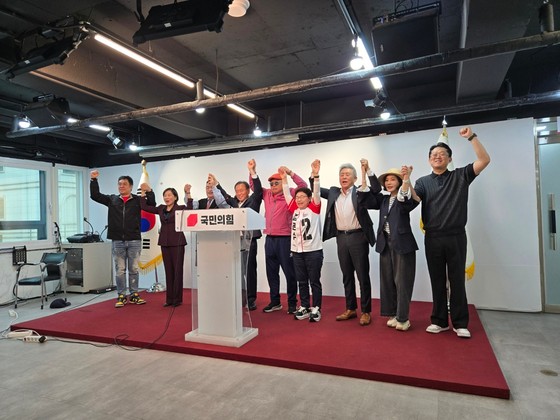 가수 김흥국 등 연예인들이 13일 국민의힘 당사에서 김문수 국민의힘 대통령 후보 지지 선언을 하고 있다. 뉴스1