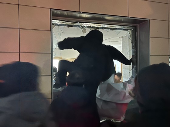 [속보] <b>서부지법 난동</b> 남성 2명 <b>실형</b>…"응징해야 한다는 집념의 결과"