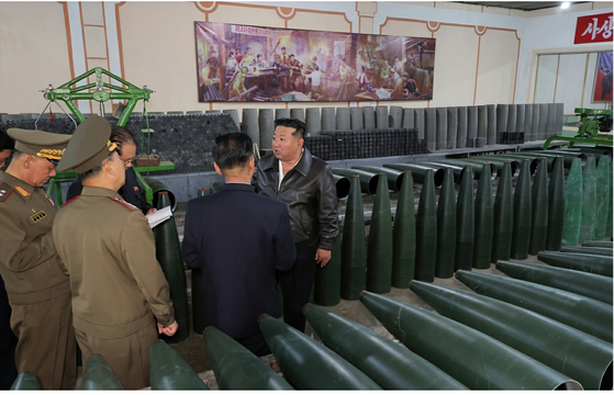 김정은 북한 국무위원장이 제2경제위원회 산하 중요군수기업소들을 현지지도했다고 당 기관지 노동신문이 7일 보도했다. 신문은 포탄생산기업소가 단계별 현대화 과업을 완벽하게 집행해 포탄생산실적을 평년 수준의 4배, 최고 