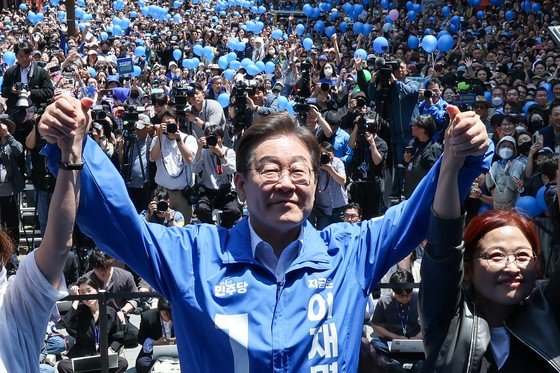 이재명 더불어민주당 대통령 후보가 부산·경남(PK) 지역 유세에 나선 14일 부산 부산진구 서면을 찾아 연설에 앞서 인사하고 있다. 뉴스1