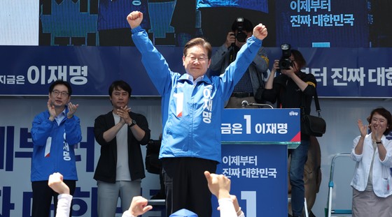 더불어민주당 이재명 대선후보가 14일 부산시 부산진구 서면젊음의거리에서 열린 부산유세에서 손을 들어 지지자들에게 인사하고 있다. 김성룡 기자