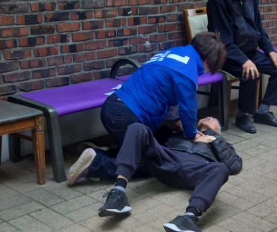 이재명 더불어민주당 대선후보 선거운동원이 공원에서 심정지로 쓰러진 시민에게 응급조치를 하고 있다. 사진 민병두 전 의원 페이스북 캡처