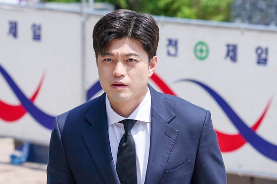  김용태 국민의힘 공동선거대책위원장이 14일 서울 동작구 보라매공원을 찾아 산업재해 희생자 위령탑에 참배하고 있다. 뉴스1