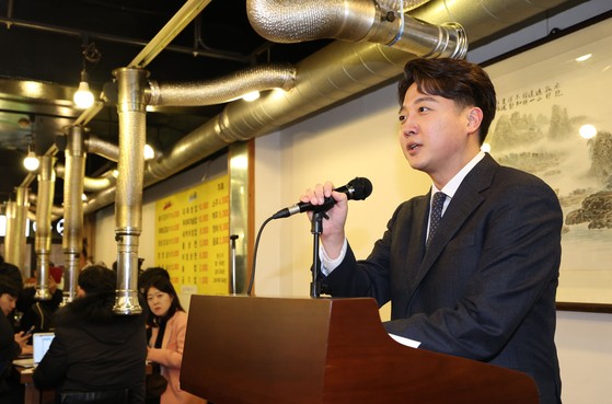 이준석 개혁신당 대선 후보가 2023년 12월 27일 서울 노원구 상계동의 한 갈비집에서 탈당 선언을 하는 모습. 뉴스1