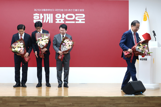 4월 29일 서울 여의도 국민의힘 당사에서 열린 제21대 대통령 후보자 국민의힘 3차 경선 진출자 발표 행사에서 경선에 탈락 후 정계은퇴 의사를 밝힌 홍준표 후보가 기념촬영 무대에서 내려가고 있다. 연합뉴스