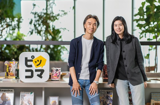 지난달 24일 취임 10년을 맞이한 카카오 내 최장수 CEO 김재용 카카오픽코마 대표(왼쪽). 정신아 카카오 대표가 취임 10주년 축하를 위해 이날 일본을 찾아 기념 촬영을 했다. 카카오픽코마 제공