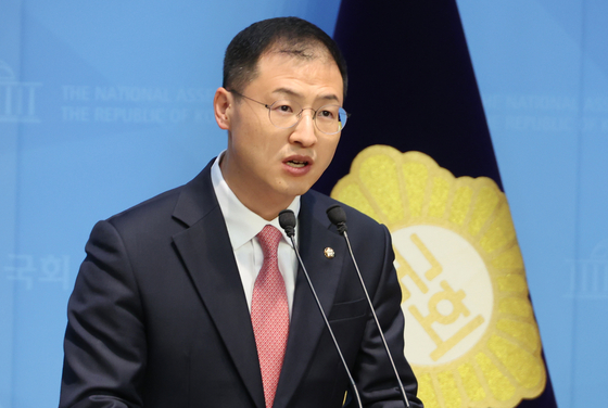 국민의힘을 탈당한 김상욱 의원이 15일 서울 여의도 국회 소통관에서 이재명 더불어민주당 대선 후보에 대한 지지 선언을 하고 있다. 연합뉴스