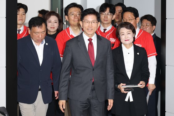 김문수 국민의힘 대통령 후보가 15일 오전 서울 여의도 중앙당사에서 열린 대한민국교원조합 제12대 대선 정책제안서 전달식에 참석하고 있다. 뉴스1