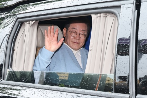 이재명 더불어민주당 대선 후보가 15일 경남 하동군 화개장터 입구에서 유튜브 'K-이니셔TV 케미폭발 동서화합 화개장터 라이브'를 마치고 차량에 탑승해 인사하고 있다. 뉴시스