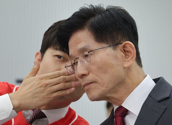  국민의힘 김문수 대선 후보가 15일 서울 여의도 국민의힘 중앙당사에서 열린 대한민국교원조합 대선 정책제안서 전달식에서 김용태 비상대책위원장 지명자와 귀엣말을 하고 있다. 연합뉴스