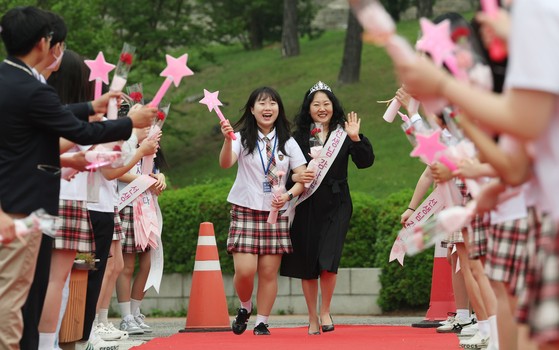 스승의 날인 15일 오전 경기 수원시 팔달구 매향중학교에서 학생들이 스승의날 기념 등굣길 레드카펫 행사를 진행하고 있다. 올해로 4회째를 맞은 이번 행사는 학생회 학생들이 주도적으로 참여해 선생님들의 헌신과 노고에 