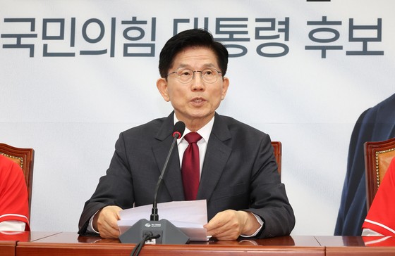 국민의힘 김문수 대선 후보가 15일 서울 여의도 국회에서 긴급 기자회견을 하고 있다. 연합뉴스