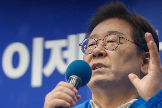 이재명 더불어민주당 대통령 후보가 '이순신 호국 벨트' 유세차 15일 오후 전남 순천시 연향동 패션의 거리를 찾아 지지를 호소하고 있다. 뉴스1