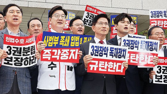 김문수 국민의힘 대통령 후보와 김용태, 권성동 공동선거대책위원장 등이 15일 오후 서울 서초동 대법원 앞에서 열린 사법부수호 및 더불어민주당 규탄대회에서 구호를 외치고 있다. 뉴스1